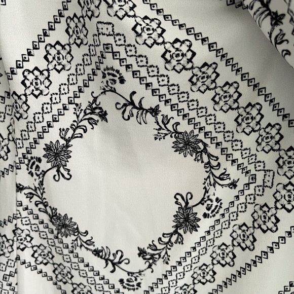 DKNY blouse large. White with black details - Picture 7 of 8